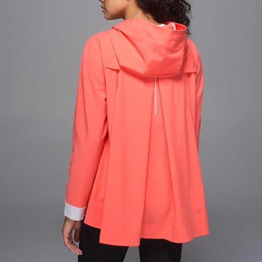 Like new LULULEMON “sun showers” rain jacket